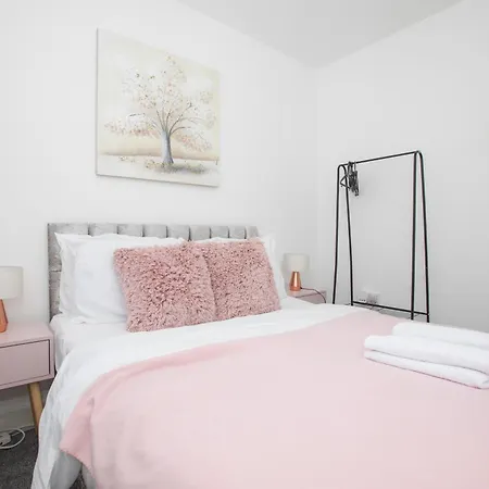 Дом отдыха Spacious 4br In With Parking & Wi-fi