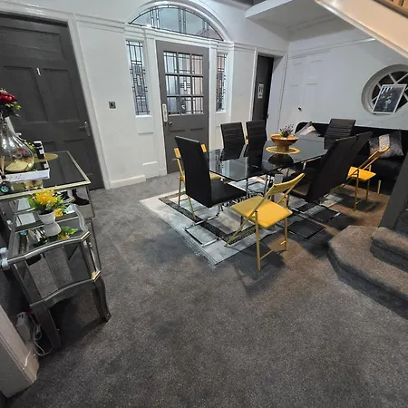 Charming Tudor White House Free Wifi 맨체스터