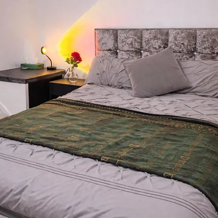 Cosy - Fresh New Master Bedroom Sleeps 3 Guests - 3 Adults Manchester