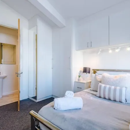 Modern House - Sleeps 6 - Free Parking - Near Etihad Stadium - Coop Live Manchester