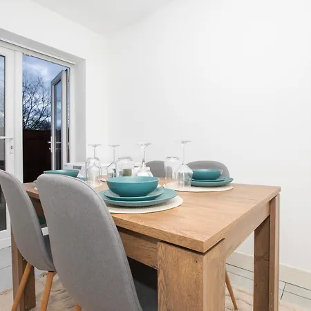 Spacious 4br In With Parking & Wi-fi