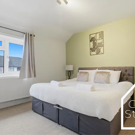 Spacious 3 Bed With Pac-man, Darts And 2 Parking Spaces