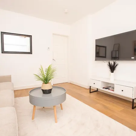 Spacious 4br In With Parking & Wi-fi Дом отдыха Манчестер