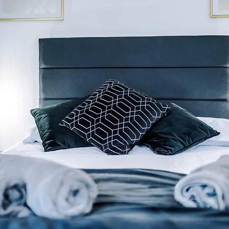 Large 4 Bed House Sleeps 8 By Host A Semesterbostad