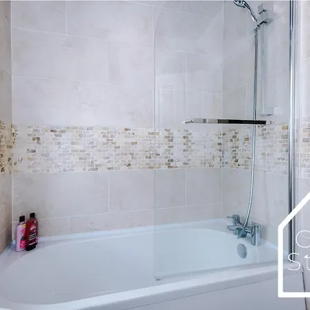 Dom wakacyjny Spacious 3 Bed With Pac-man, Darts And 2 Parking Spaces Manchester