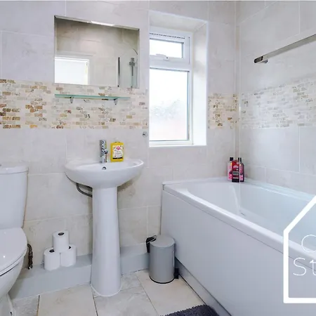 Spacious 3 Bed With Pac-man, Darts And 2 Parking Spaces Dom wakacyjny Manchester