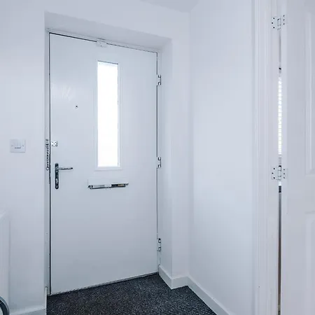 Spacious 3-bed With Free Parking And Near Centre מנצ'סטר