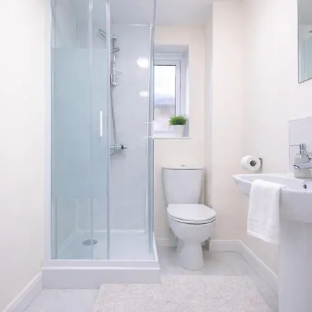 Spacious 3-bed With Free Parking And Near Centre בית נופש