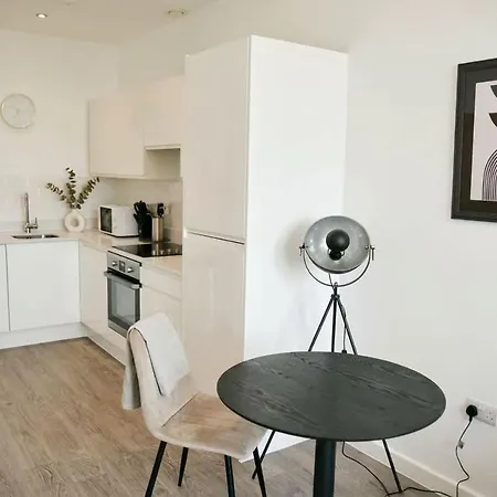 Spacious 1 Bed Near Etihad *