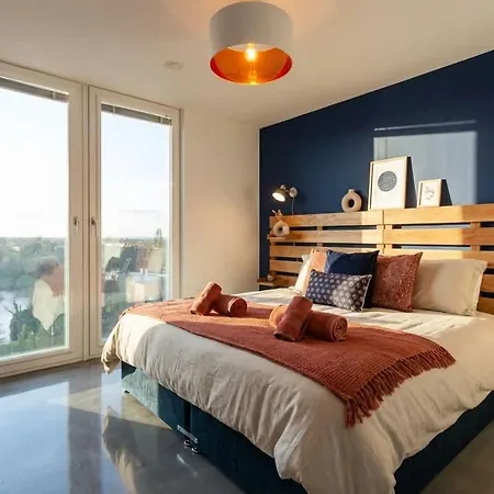 Modern & Spacious 2 Bed By Old Trafford *