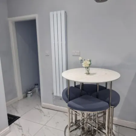 Апартаменты Newly Refurbished 2- Bed Stylish *