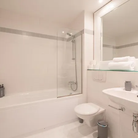 Modern 2 Bed With Balcony By Arndale