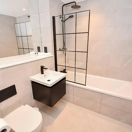 דירה Contemporary 2 Bed *