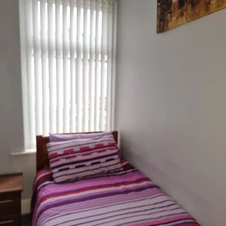 Апартаменты Newly Refurbished 2- Bed Stylish *