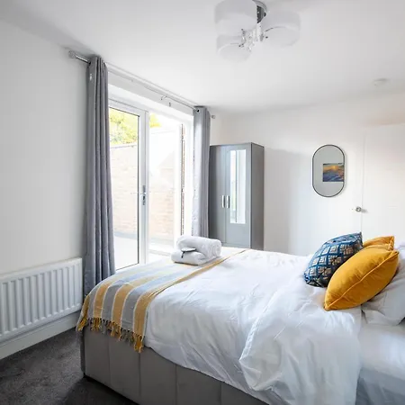 Luxury Deluxe - 4 Bedrooms - 6 Beds - 10 Guests - Private Parking - Contractors Welcome - Trafford Stretford * Манчестер