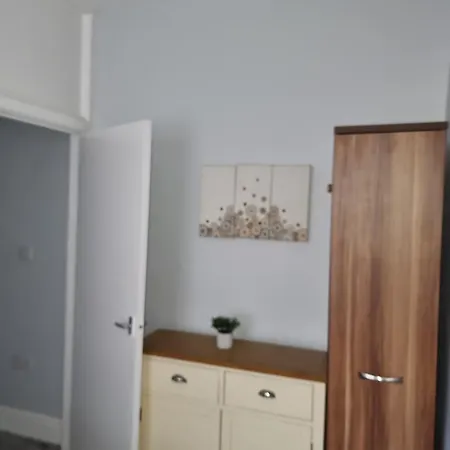 Newly Refurbished 2- Bed Stylish *