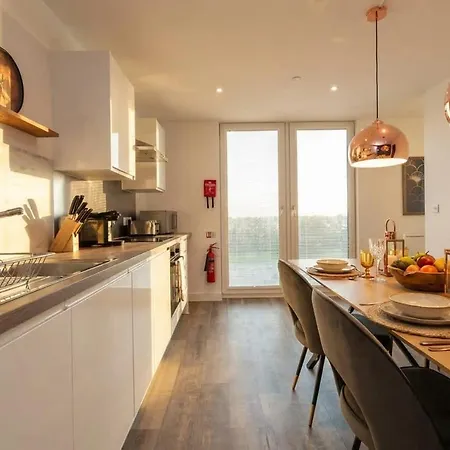 Modern & Spacious 2 Bed By Old Trafford *