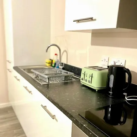 דירה Cozy Two Bed With Juliet Balcony And Free Secure Parking