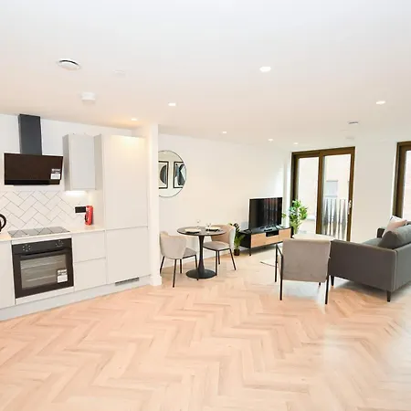 Modern 1 Bed Flat In W Balcony דירה מנצ'סטר