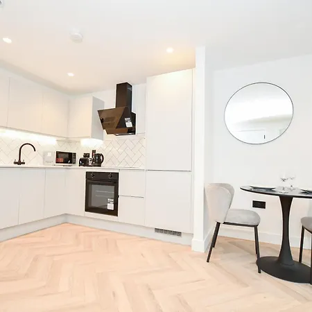 Modern 1 Bed Flat In W Balcony דירה *