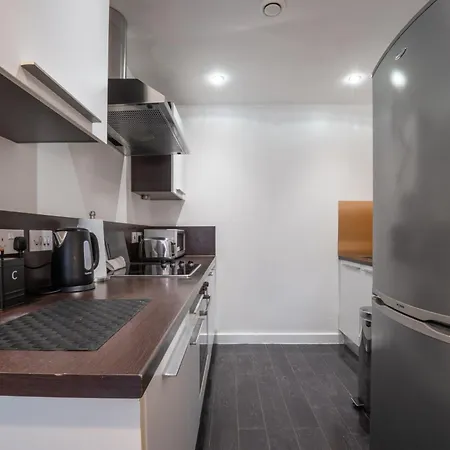 Modern 2 Bed With Balcony By Arndale Apartment *