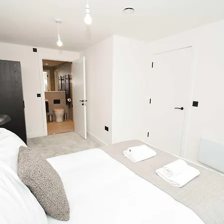 Modern 1 Bed Flat In W Balcony