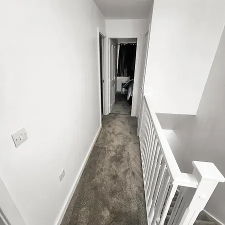 New Getaway House With 2 Free Parking Apartment Manchester