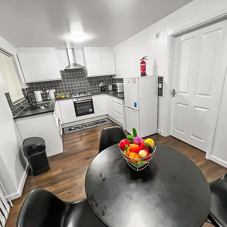New Getaway House With 2 Free Parking Apartment Manchester
