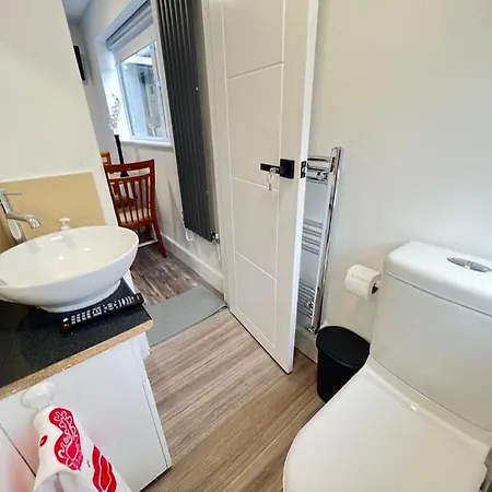 Lux Shared Flat With 2 Private Bedrooms And 2 Private En-suite Bathrooms Διαμέρισμα *
