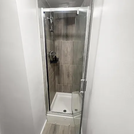 New Getaway House With 2 Free Parking Apartment