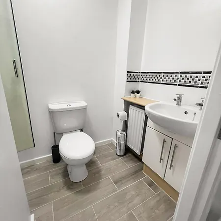 New Getaway House With 2 Free Parking Apartment Manchester