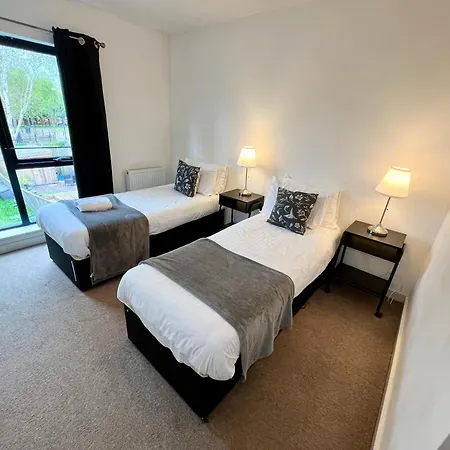 Spacious 5 Bed Townhouse Manchester, Salford Qauys - Two Bedroom With Parking