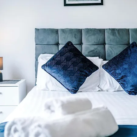 2 Bedroom Penthouse With Balcony By Host A * Mánchester
