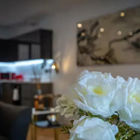 Super King Penthouse Minutes From Arndale Centre - Pass The Keys Aparthotel