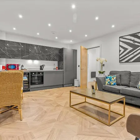 3 Bed Flat 8 Min Walk To Centre - Pass The Keys *