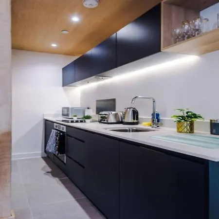 아파트 Modern Spacious Sleeps 5 Free High-speed Wi-fi *