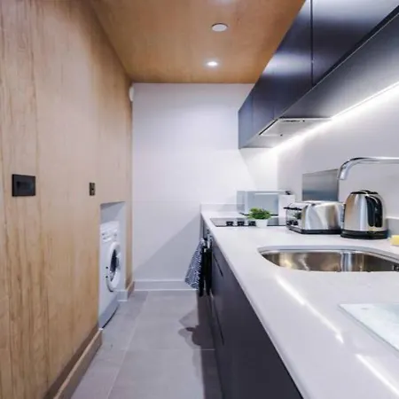 Modern Spacious Sleeps 5 Free High-speed Wi-fi *