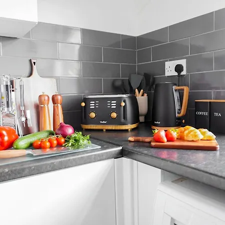 Spacious 3br Weekend Getaway Near Etihad And Coop Live - Free Parking!