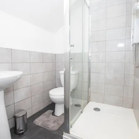 Modern Townhouse - Sleeps 14 - Free Parking בית נופש