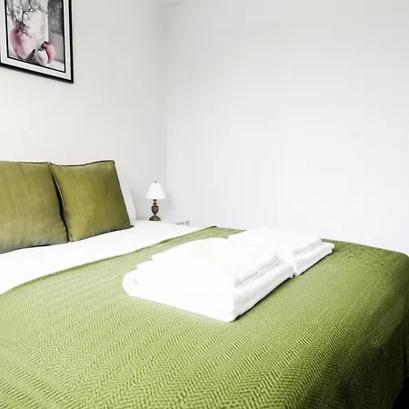 Spacious 3br Weekend Getaway Near Etihad And Coop Live - Free Parking!