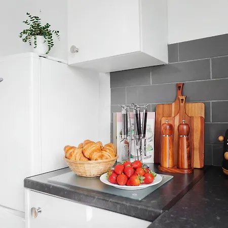 Ferienhaus Spacious 3br Weekend Getaway Near Etihad And Coop Live - Free Parking! Manchester