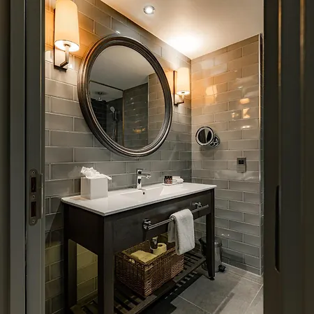 Dakota Airport 4*
