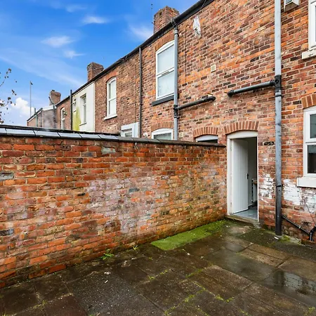 2 Bedroom 5 Beds House 10 Minutes Away From Centre And Hospitals On Street Parking ,great For Long Term Contractors And Hospital Workers