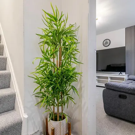 Spacious 4 Bed Ideal For Business & Long Term Stays, Free Parking *