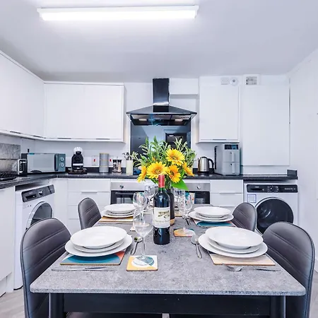 Modern 6 Bed House With Ensuites By 53 Degrees Property, Perfect For Business And Groups Manchester