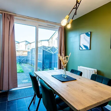 Family 3 Bedroom House By Guestz Manchester