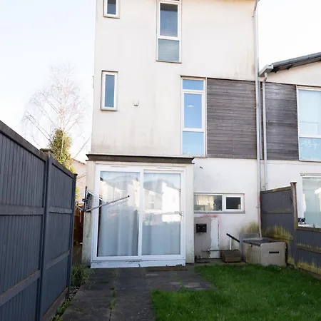 Family 3 Bedroom House By Guestz