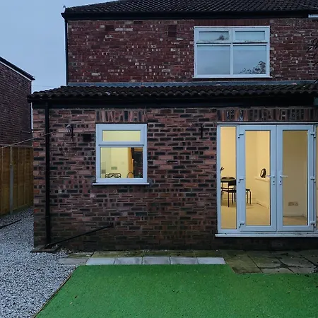 Modern 3-br On Edge Of Center With Free Parking Manchester