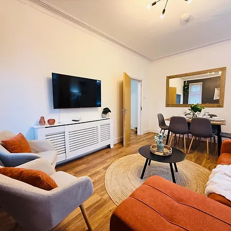 3br House Near Old Trafford With Games Sleeps 8 *