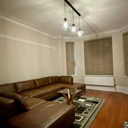 Large Luxury 4 Bedroom With Parking マンチェスター
